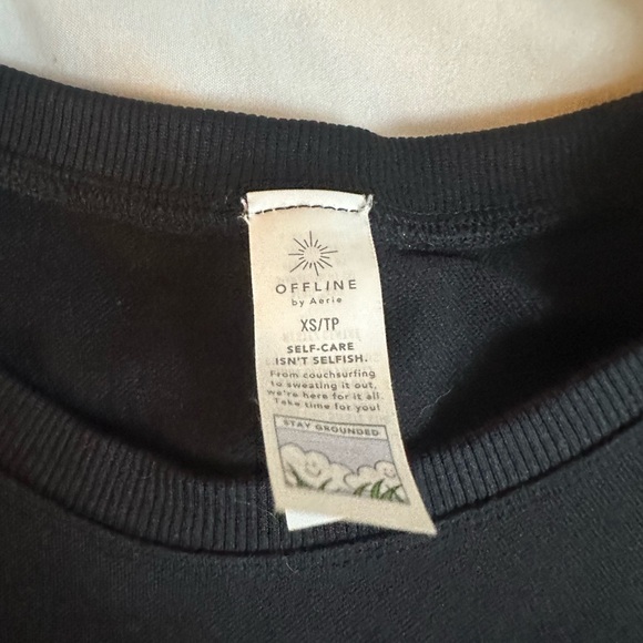 aerie offline black sidewalk seamless cropped t-shirt - Picture 4 of 5